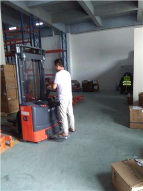 龍工電動堆高車