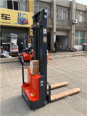 龍工電動堆高車