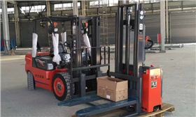 全電動堆高車