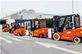 南京龍工電動叉車