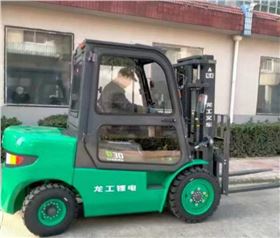 龍工電動叉車