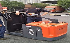 南京龍工電動牽引車