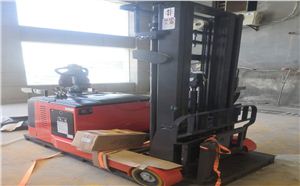 南京紅太陽建材老板喜購龍工前移式堆高車