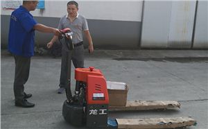 為什么他會一次性采購十臺龍工電動搬運車呢？