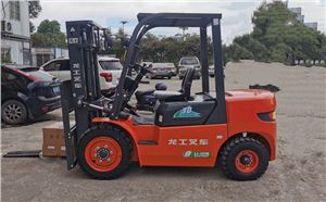 南京江北某電氣設備公司一次購置2臺龍工油改電叉車