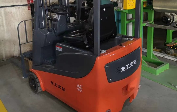 三支點電動堆高車