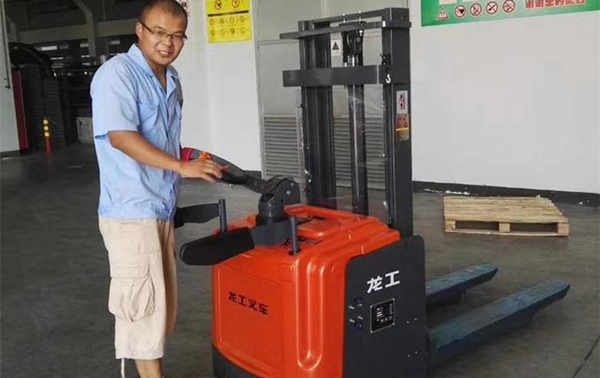 揚州電動堆高車