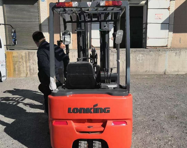 龍工三支點電動叉車