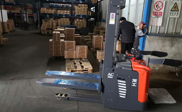 蘇州電動(dòng)堆高車