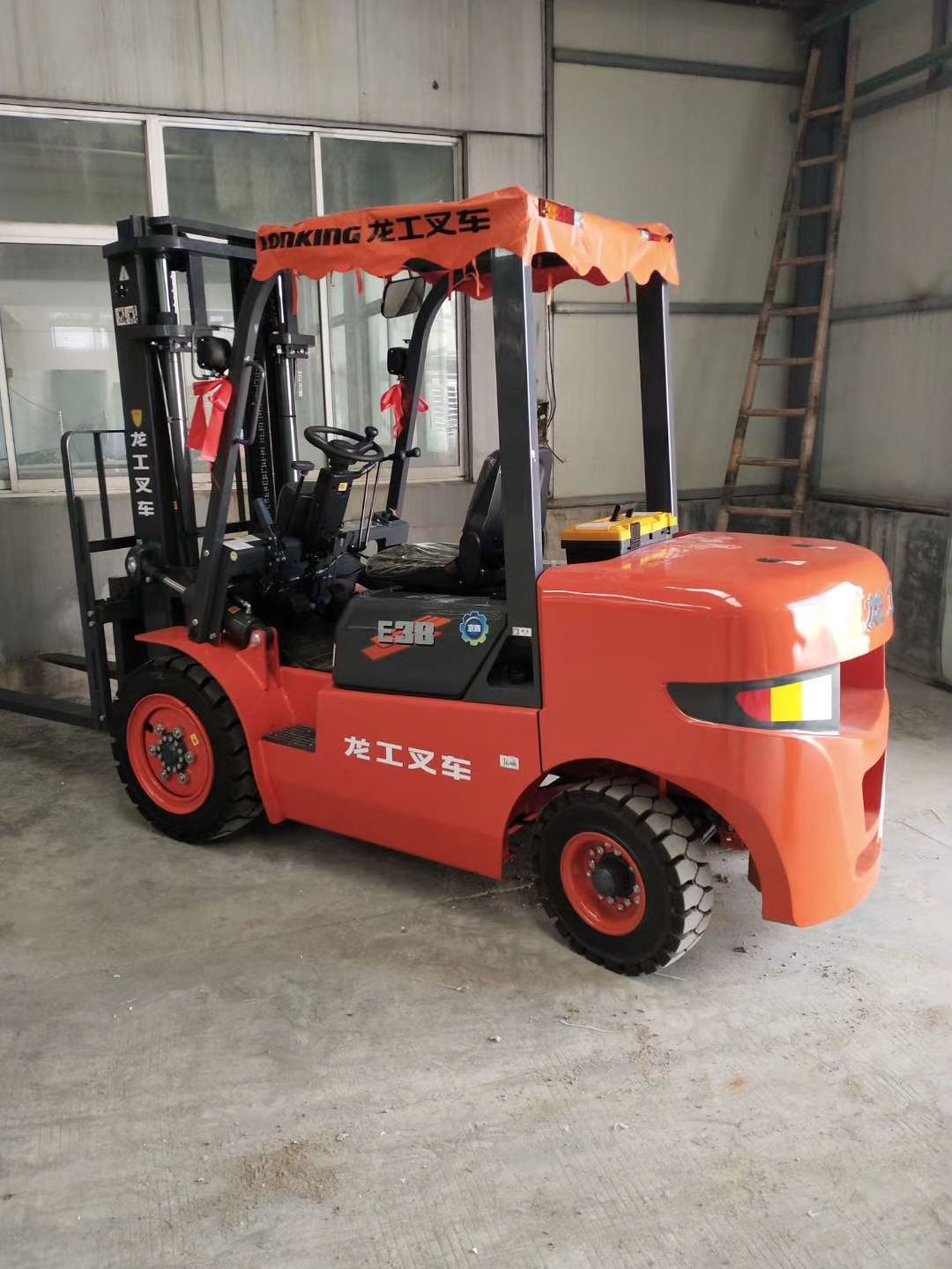 龍工內(nèi)燃叉車(chē)CPC30