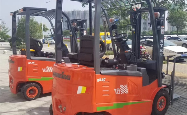 南京龍工電動叉車