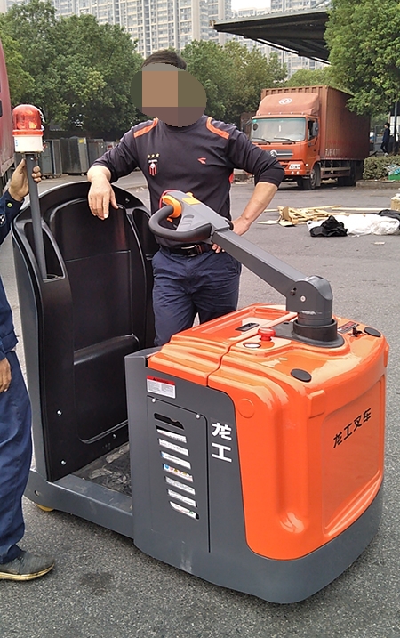 南京龍工電動牽引車