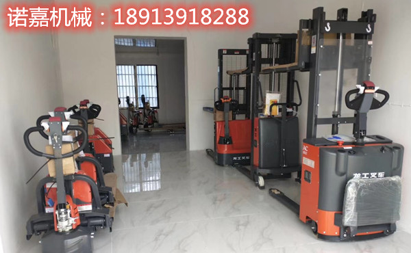 南京六合油料行業(yè)客戶一次性采購(gòu)四臺(tái)龍工電動(dòng)堆高車