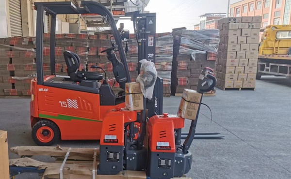 蕪湖電瓶叉車在充電時(shí)應(yīng)該注意什么？