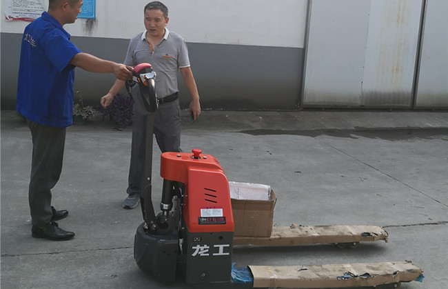 為什么他會一次性采購十臺龍工電動搬運車呢？