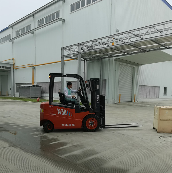 南京陶瓷企業選擇龍工電動叉車