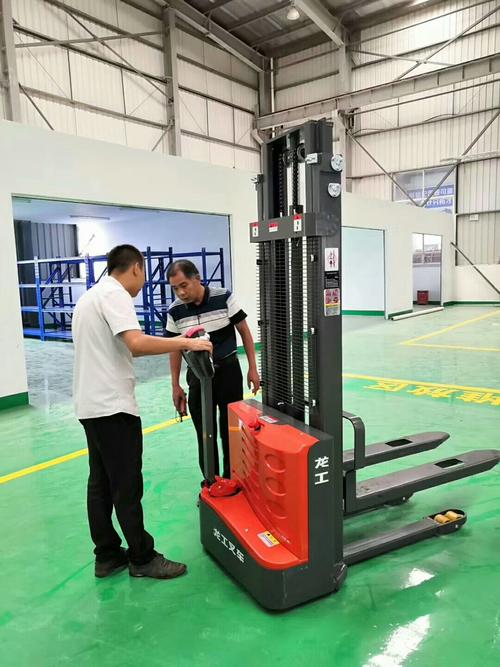 風(fēng)雨兼程，南京龍工叉車深夜送達(dá)電動(dòng)堆高車