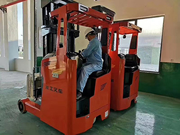 電動前移式叉車