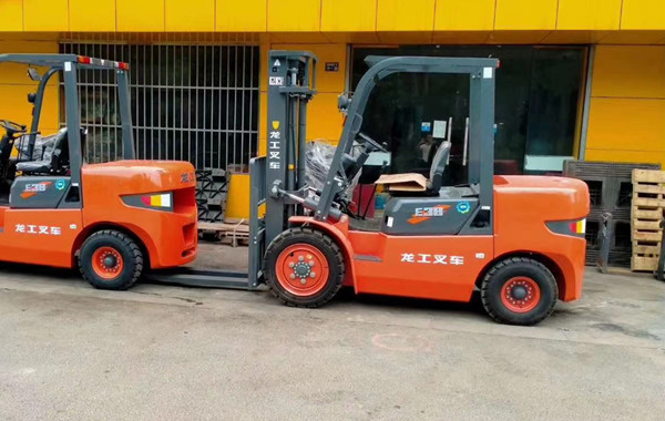 龍工3.8噸內(nèi)燃叉車